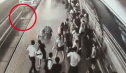 Bàng hoàng cảnh cô gái trẻ nhảy xuống đường ray để tàu cán qua