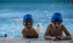 Câu chuyện về cậu bé 6 tuổi cụt hai tay vẫn làm chủ đường đua xanh