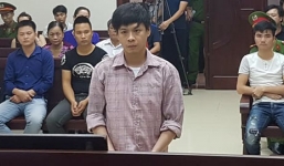 Kẻ đi xe Lexus lao vào trụ sở công an 'múa dao' lĩnh án