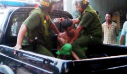 Thanh niên nghi 'ngáo đá' cầm dao dọa chém người giữa phố