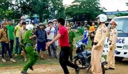 Người bán hàng rong dùng dao truy sát công an