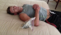 Tên tội phạm 'khó đỡ' ngủ quên khi đang đi ăn trộm