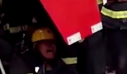 Chồng cứu hỏa gào khóc thảm thương vì không thể cứu vợ mắc kẹt trong công xưởng cháy ngùn ngụt