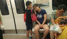 Bé trai dùng tay làm gối cho mẹ ngủ trên tàu điện gây xúc động MXH
