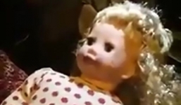 Búp bê 'ma ám' tự nói chuyện, nháy mắt