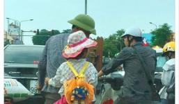 Khoảnh khắc đẹp: Ông bố đi xe đạp tranh thủ dạy con gái hát trong lúc chờ đèn đỏ