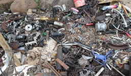 Vợ giận bỏ đi vì chồng nhặt phế liệu đầy nhà, 2 tháng bà phát hiện điều kỳ lạ