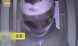 Tài khoản hết tiền, người đàn ông đốt cháy cây ATM cho... bõ tức