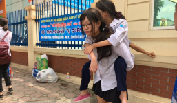 Nữ sinh Hà Nội cõng bạn đi thi, leo 5 tầng lầu: Thấu cảm xảy ra trong từng khoảnh khắc cuộc sống!