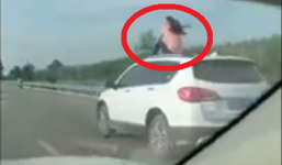 Hóng gió trên nóc xe đang chạy vận tốc 70km/h, người phụ nữ gặp rắc rối ngoài dự liệu