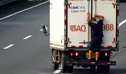 Hành động cực kỳ nguy hiểm của người đàn ông trên cao tốc