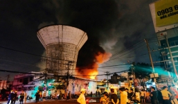 Chùm ảnh: Người dân quận 4 trắng đêm cầu nguyện trong trận hoả hoạn kinh hoàng ở cảng Sài Gòn