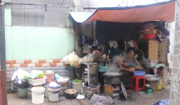 Không nhà cửa, mẹ già 90 tuổi tối ngủ ngoài vỉa hè, sáng làm bánh tằm bán kiếm tiền nuôi hai con bệnh tật