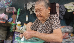 Không nhà cửa, mẹ già 90 tuổi tối ngủ ngoài vỉa hè, sáng làm bánh tằm bán kiếm tiền nuôi hai con bệnh tật