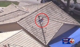 Gia đình báo con trai 11 tuổi mất tích, đội cứu hộ tìm thấy cậu bé trên mái nhà