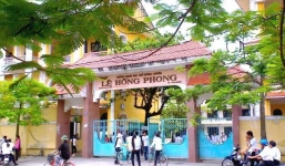 Chỉ kịp chịu tang mẹ nửa ngày, nữ sinh nuốt nước mắt bước vào kỳ thi THPT