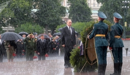 Video: Putin đầu trần viếng mộ liệt sĩ giữa cơn mưa trắng trời
