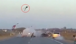 Biker bay vọt lên không trung sau cú đâm trực diện ôtô