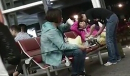 Nhóm du khách Trung Quốc bắc nồi nấu mì tôm ngay giữa sân bay