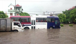 Thái Nguyên mưa lớn ngập nặng, xe quân dụng được điều động để giúp dân