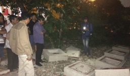 Bé trai 10 tuổi bị nắp cống đè chết ở bãi đất trống Sài Gòn