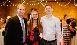 Ông bố đạp xe hàng nghìn dặm chỉ để 'đoàn tụ' với trái tim của con gái trong lồng ngực người khác