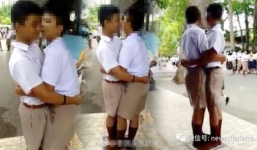 Hai nam sinh bị phạt ôm hôn giữa đám đông vì can tội đánh nhau 