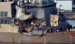 Tàu chiến Mỹ gặp nạn do không né tránh dù tàu hàng đã cảnh báo va chạm