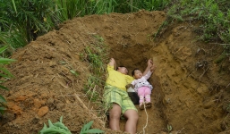 Biết con gái chẳng còn sống được bao lâu, ông bố trẻ nuốt nước mắt tự tay đào mồ cho con dần thích nghi