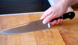 Giận dữ vì bị từ chối kết hôn, cô gái cầm dao cắt 'của quý' của bạn trai