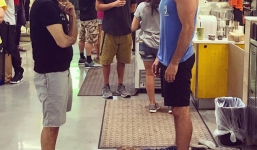 Con nằm khóc lóc trên sàn, người cha nổi tiếng mặc kệ để rồi cho mọi người thấy bài học cuộc sống ý nghĩa