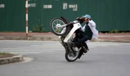 Truy tìm 'tổ lái' bốc đầu lao vun vút qua hàng loạt con phố Hà Nội