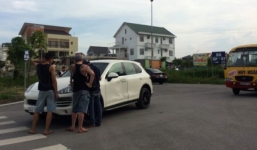 Giang hồ hỗn chiến, bỏ lại 'xế hộp' Porsche cùng xe bán tải móp méo