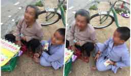 Tiếng khóc xé lòng của bà cháu bán vé số dạo bị cướp giữa đường