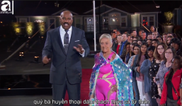 Cụ bà 81 tuổi khiến người xem thót tim khi đu mình giữa không trung trên cây cột cao 26m