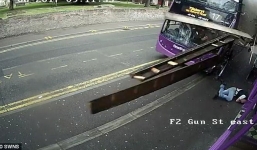 Bị xe buýt đâm cực mạnh từ phía sau, người đàn ông vẫn thoát chết ngoạn mục