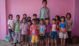 Cậu bé 8 tuổi cao gần 2 mét lập kỷ lục Guinness 