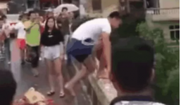 Quỳ gối tỏ tình bất thành, chàng trai si tình nhảy xuống sông để chứng minh tình yêu và sự thật phía sau