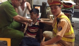 Hà Nội: CSGT giúp đỡ 1 nam thanh niên bị lừa bán sang Trung Quốc tìm đường về nhà