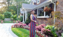 Người phụ nữ Việt biến mảnh đất 12.000m² thành 'thiên đường' hoa rực rỡ cho chồng ngắm