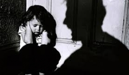 Đi nhờ nhà vệ sinh rồi dâm ô bé 3 tuổi