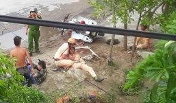 Xe máy kẹp 3 tông thẳng xe CSGT, 5 người bị thương