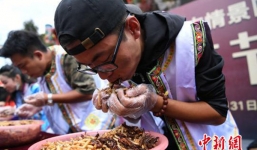 Cuộc thi ăn côn trùng nhận thanh vàng 24K ở Trung Quốc