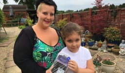 Mở hộp nho ra ăn, người phụ nữ rụng rời khi phát hiện ra điều này