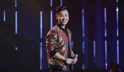 MC Nguyên Khang điển trai như soái ca trên sân khấu Người hát tình ca