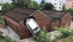 Lạ kỳ ngôi nhà thờ họ bị 4 lần ô tô tông thủng tường