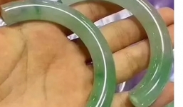 Người phụ nữ hoảng loạn đến ngất xỉu vì làm vỡ vòng ngọc 1 tỷ