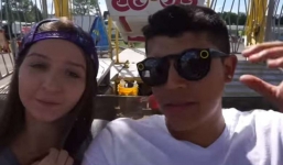 Nghịch dại dùng 1 quyển sách làm bia đỡ đạn, chàng trai bị vợ bắn chết trước mặt con gái và 30 người khác