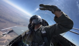 Lỗi trên máy bay chiến đấu của Hải quân Mỹ khiến tất cả các phi công buộc phải đeo thêm một chiếc đồng hồ Garmin