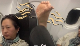 Nữ du khách Hàn Quốc tìm mọi cách 'đuổi' người ngồi đằng trước trên máy bay để được thoải mái gác chân lên ghế